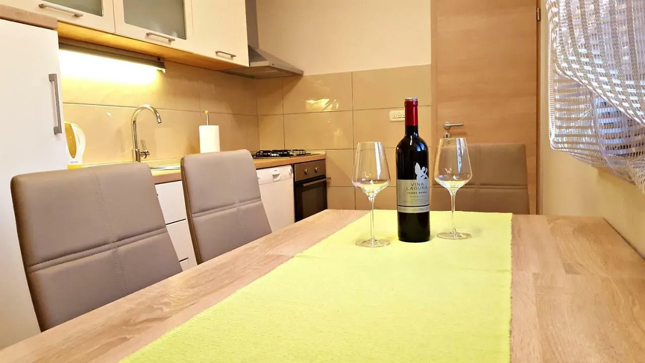 Apartment Tara Pula 0*,